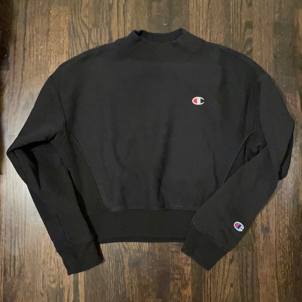 Women’s cropped black champion sweatshirt, M